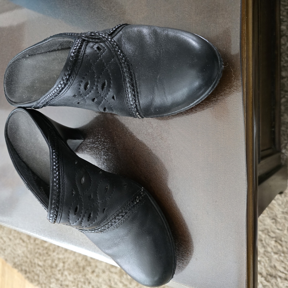 Black Leather Slip-On Pumos
